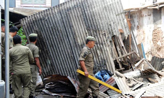 Ganggu Jalan, Bangunan Liar di RW 09 Jagabayan Dibongkar Ganggu Jalan, Bangunan Liar di RW 09 Jagabayan Dibongkar