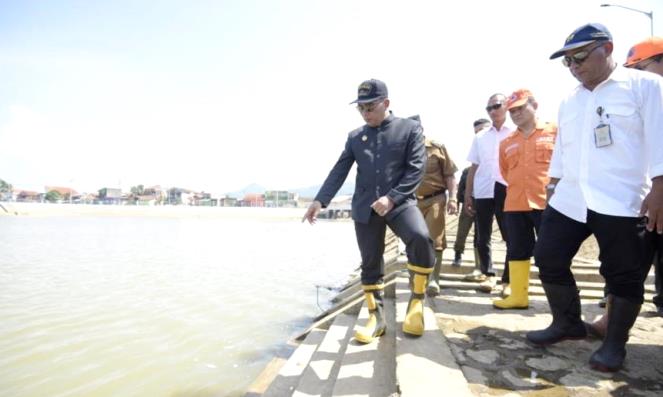 Atasi Banjir RK Berikan Solusi ke Warga