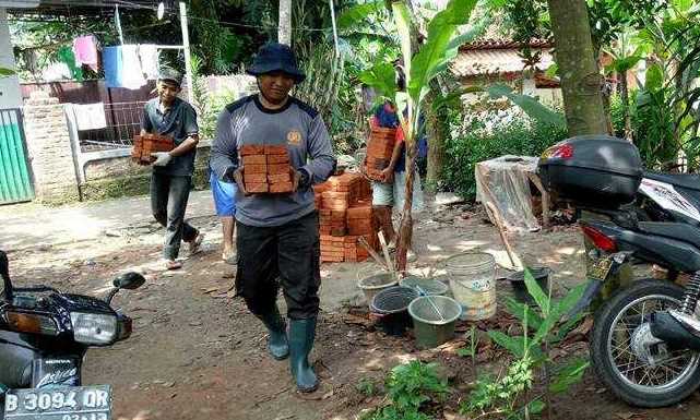 Sisihkan Gaji untuk Renovasi Rumah Janda Miskin Sisihkan Gaji untuk Renovasi Rumah Janda Miskin