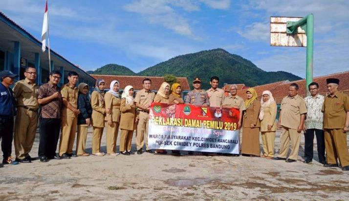 Kapolsek Ciwidey Ingin Polisi Jadi Sahabat Siswa SMP Negeri 2 Ciwidey - polsek ciwidey