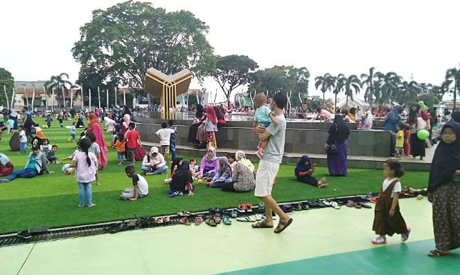 Alun-alun Cianjur Jadi Destinasi Wisata Dadakan Alun-alun Cianjur Jadi Destinasi Wisata Dadakan