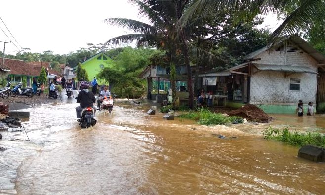 Banjir Terjang Ponpes dan Sawah