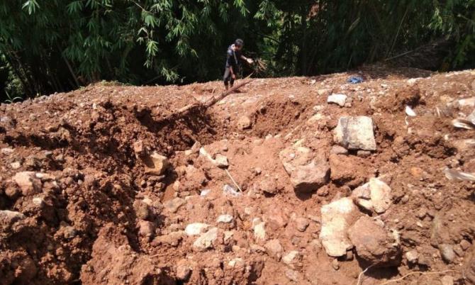 Longsoran Kecil Terjang Cireundeu