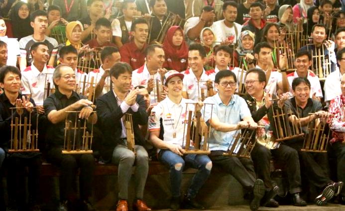 Main Angklung Hingga Joget Despacito