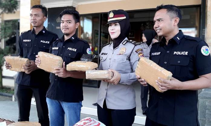 Polres Bandung Amankan 12,5 Kilogram Ganja