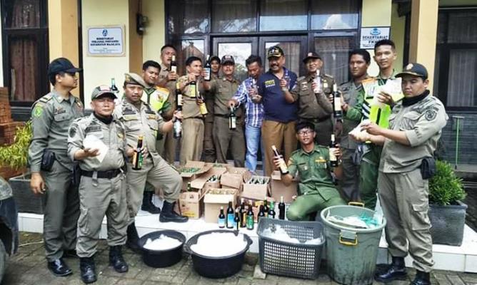 Razia Rutin Antisipasi Peredaran Miras razia miras majalaya