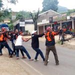 satpol pp antisipasi pohon tumbang