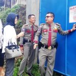 Satpol PP Tempel Stiker Dalam Pengawasan