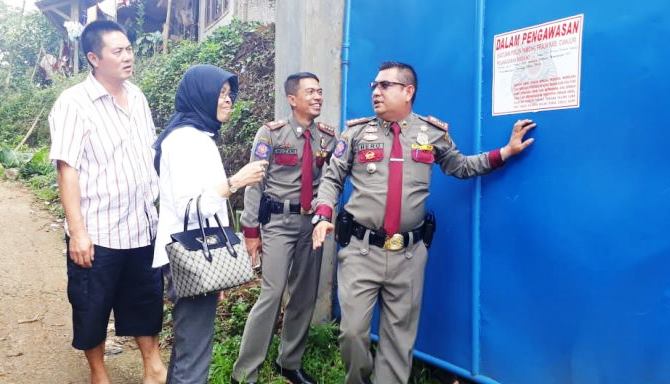 Satpol PP Tempel Stiker Dalam Pengawasan