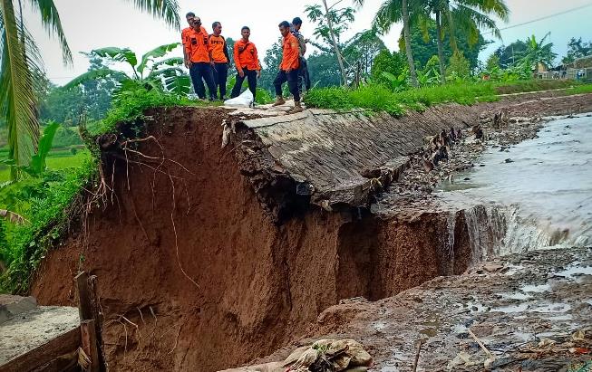 Saluran Air di Jambelaer Jebol, Lebih dari 1.000 Ha Terancam Kekeringan Saluran Air di Jambelaer Jebol, Lebih dari 1.000 Ha Terancam Kekeringan