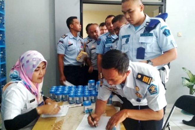 98 Petugas Lapas Garut Dites Urine