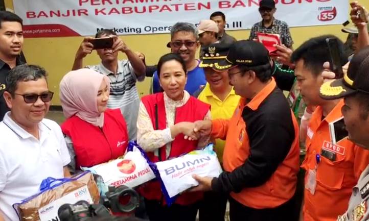 Saat Menteri BUMN dan Dirut Pertamina Hadir di Tengah Pengungsi Banjir Kab. Bandung