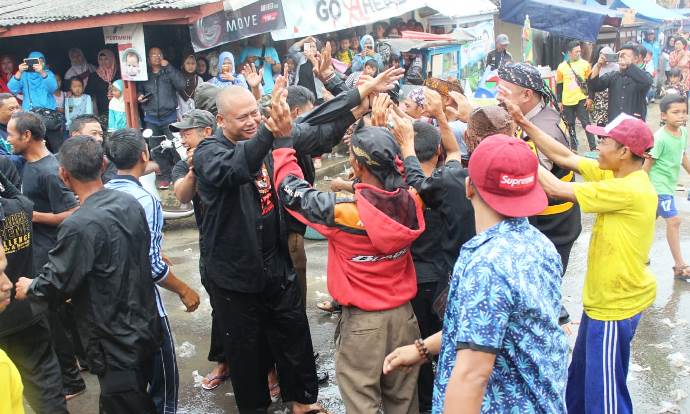 Warga Cikole Terlibat Perang Air