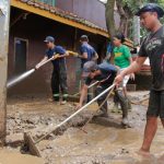 200 Personil Gabungan Bersihkan Lumpur Sisa Banjir