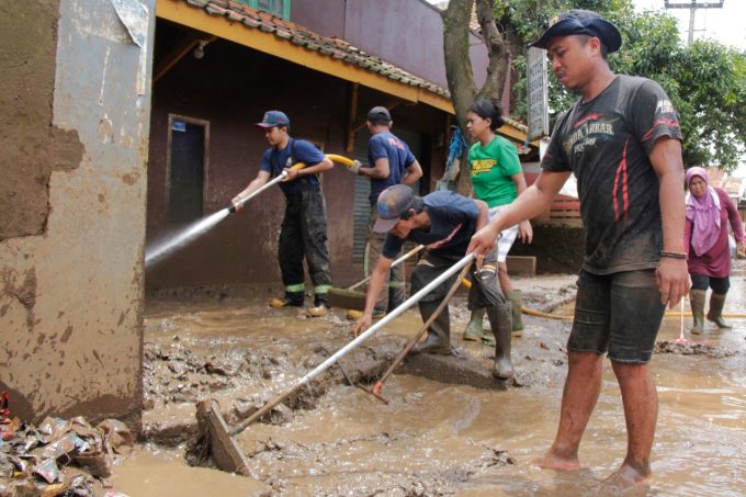 200 Personil Gabungan Bersihkan Lumpur Sisa Banjir