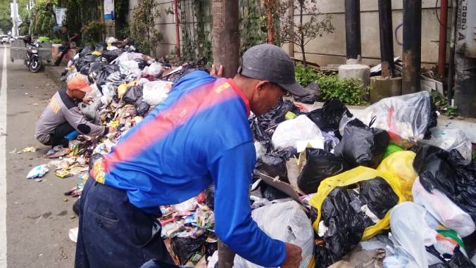 Sampah ”Hiasi” Jalan Protokol Cimahi