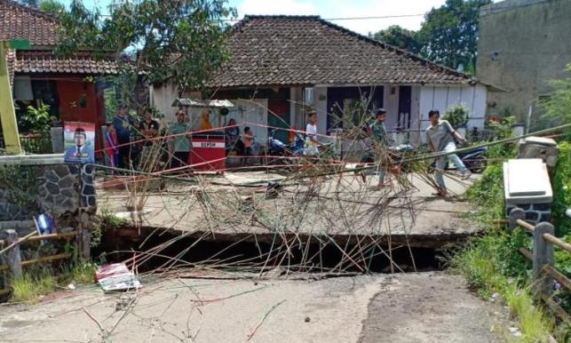 Jembatan di Ciwidey Ambruk