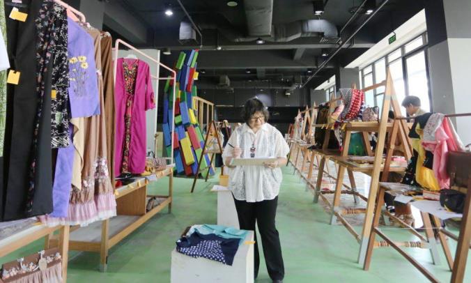 Para Perajin di Bandung Rasakan Keuntungan Kurasi Dekranasda Para Perajin di Bandung Rasakan Keuntungan Kurasi Dekranasda