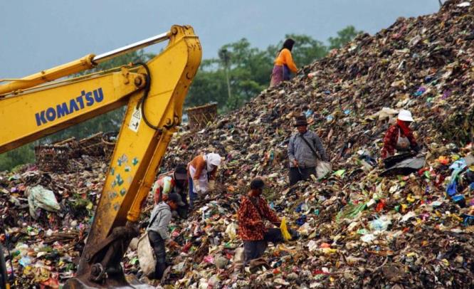 Bupati Spontan Bersihkan Tumpukan Sampah