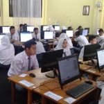 SMKN 3 Cimahi Ujian Dengan ’Lesehan’