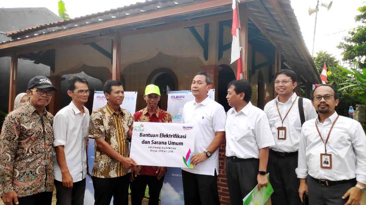 Warga Depok Sumringah Dapat Bantuan Sambung Listrik Gratis