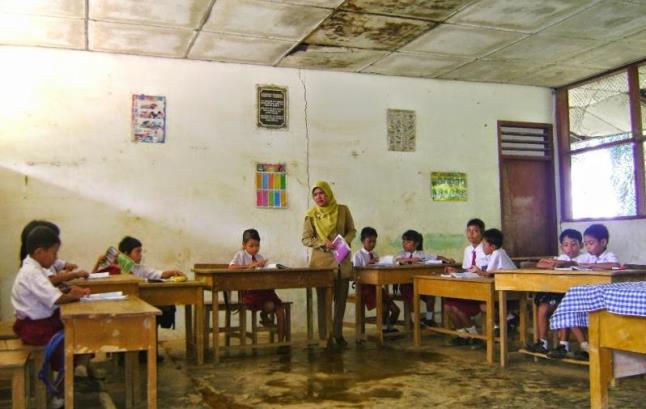 Siswa Belajar di Ruang Kotor Karena Atap Bocor