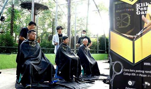 Tukang Cukur Kini Sudah Online