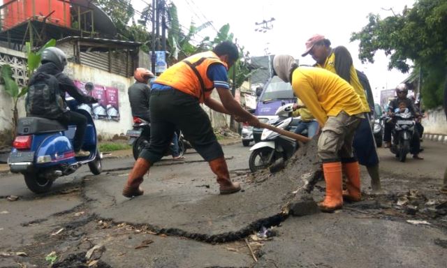 Warga Pertanyakan Proses Perbaikan Jalan Mahar