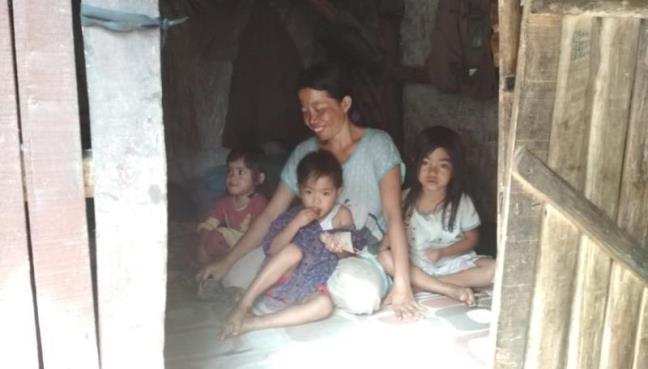 Keluarga Jahidin Tinggal Dibekas Kandang Kambing