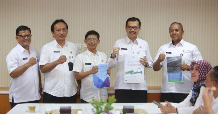 Komitmen Pejabat Melalui Pakta Integritas Komitmen Pejabat Melalui Pakta Integritas