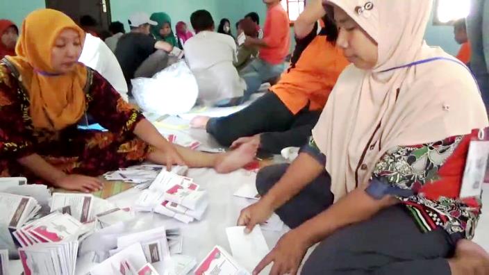 KPU Kabupaten Bandung Mulai Lakukan Sortir dan Lipat Surat Suara