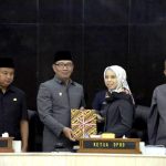 Gubernur Serahkan LKPJ