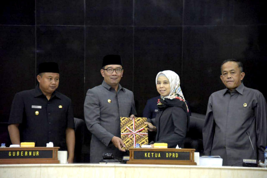 Gubernur Serahkan LKPJ