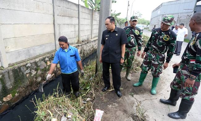 Limbah Pabrik Masih Cemari Sungai Limbah Pabrik Masih Cemari Sungai