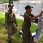Puluhan Anggota Satpol PP Tertibkan APK