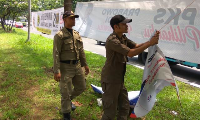 Puluhan Anggota Satpol PP Tertibkan APK