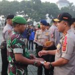 Kapolda Jabar Beri Penghargaan Kepada Personel TNI/Polri dan Petugas KPPS