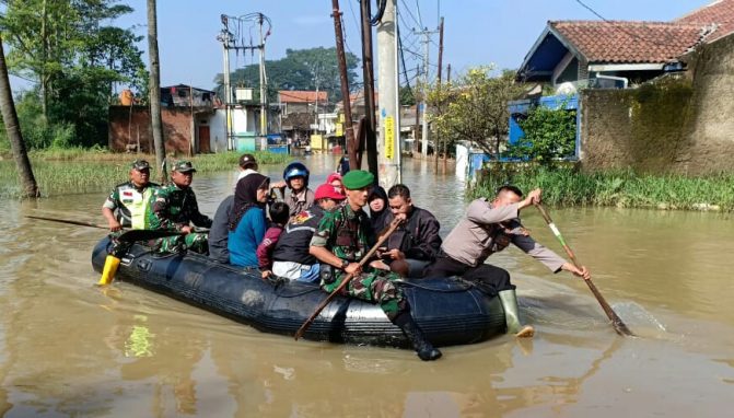 Kasdam III/Siliwangi Kunjungi TPS-TPS Di Lokasi Banjir Dayeuhkolot