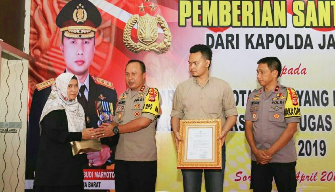 Kapolda Beri Santunan kepada Istri Almarhum Ipda Muhamad Saifudin Kapolda Beri Santunan kepada Istri Almarhum Ipda Muhamad Saifudin