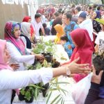 Warga Sambut Antusias Ribuan Bibit Pohon dan Ikan Gratis