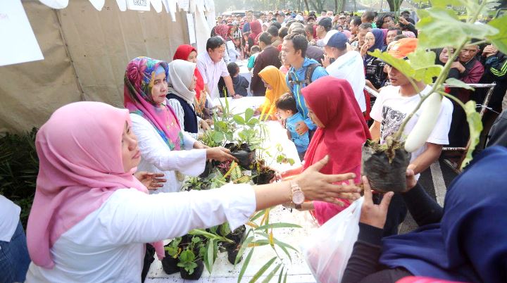Warga Sambut Antusias Ribuan Bibit Pohon dan Ikan Gratis