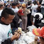 Relawan Capres 01 Gelar Bazar Murah di Lembang