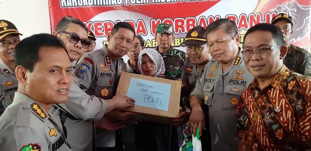 Bimas Polri Bantu Korban Banjir