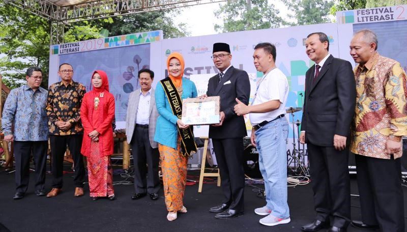 Gubernur Jabar Teken Deklarasi Literasi untuk Jabar Juara Lahir Batin Gubernur Jabar Teken Deklarasi Literasi untuk Jabar Juara Lahir Batin