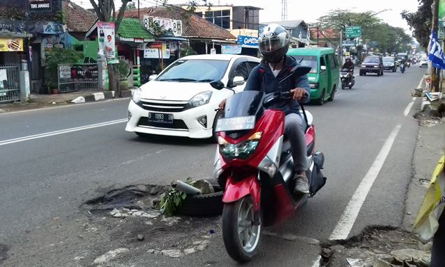 Jalan Rusak di Cicaheum Dikeluhkan Warga