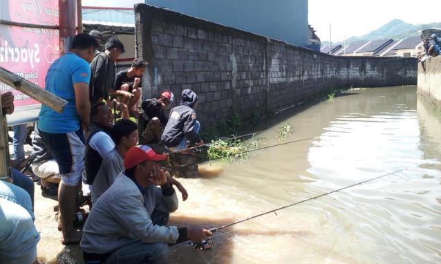 Kali dan Sawah menjadi Buruan Warga saat Banjir