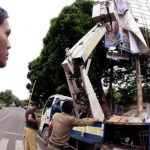 Bawaslu Tertibkan Ribuan APK Bawaslu Tertibkan Ribuan APK