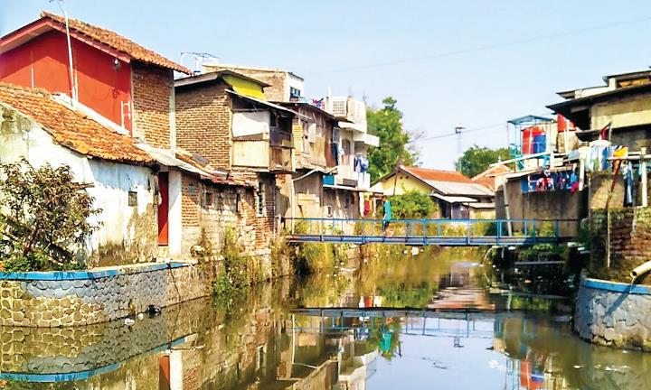 Larangan Bangunan di Bibir Sungai Larangan Bangunan di Bibir Sungai