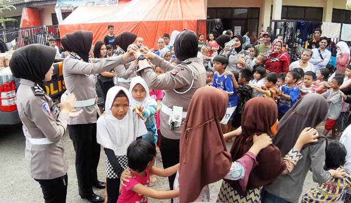 Polres Bandung Lakukan Trauma Healing Kepada Anak-anak Korban Banjir Polres Bandung Lakukan Trauma Healing Kepada Anak-anak Korban Banjir