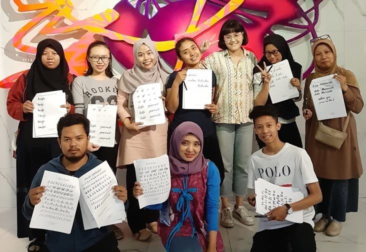 de Braga by ARTOTEL Gelar Lokakarya Seni Hand-Lettering dan Donasi Buku